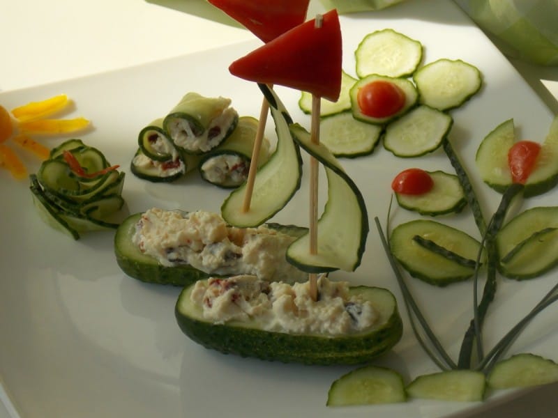 Декоративна салата со краставица - бродчиња