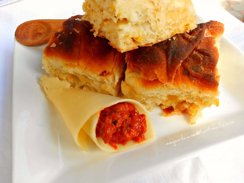 Сучени коцки со праз, сирење и жолчки
