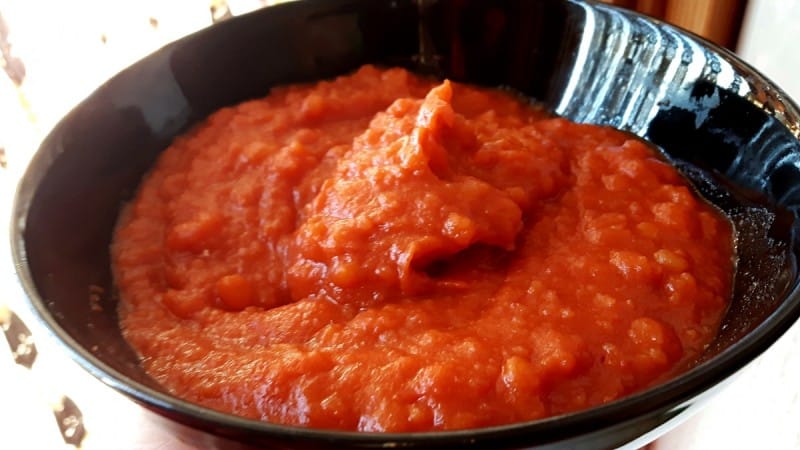 Макало од компири и суви пиперки со лук
