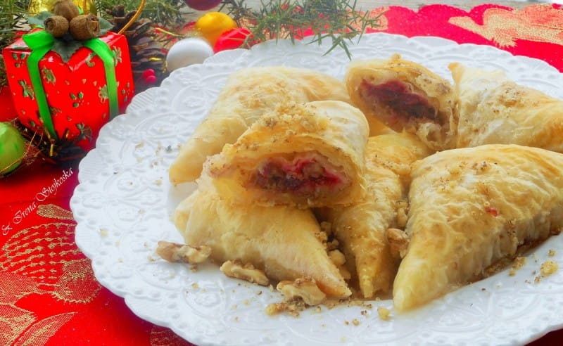 Тригони со вишни и ореви