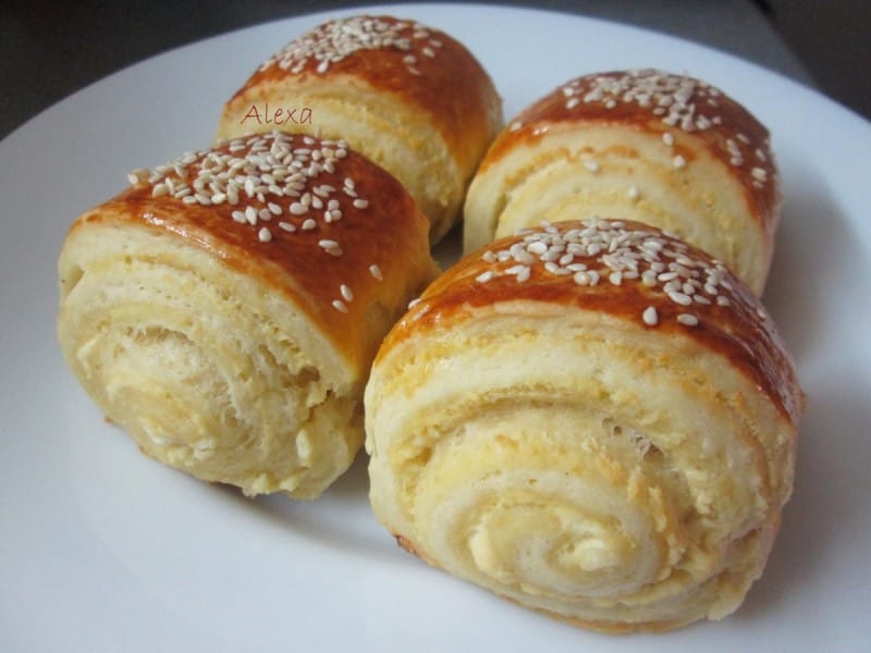 Меки ролнички со сирење