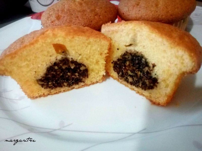 Мафини со мак и ореви