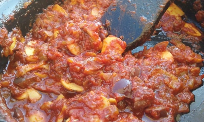 Макало со домати, печурки и маслинки (посно)