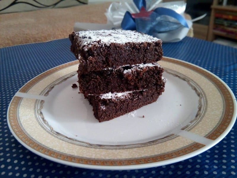 Брауни (Brownie) - чоколаден колач со две состојки