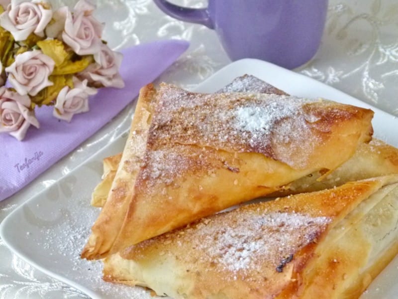 Лиснати триаголници со јаболка и боровинки (посно)