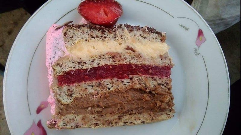 Торта фантазија (со малини и јагоди)
