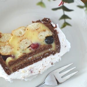 Крем колач со овошје