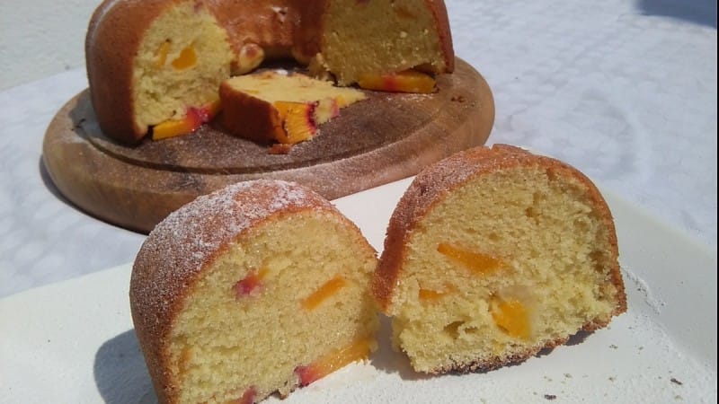 Куглоф со праски и овошен јогурт