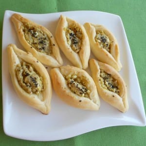 Солени бродчиња со фил од ореви и сирење