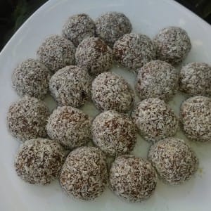 Бомбици со млеко и мелени бисквити