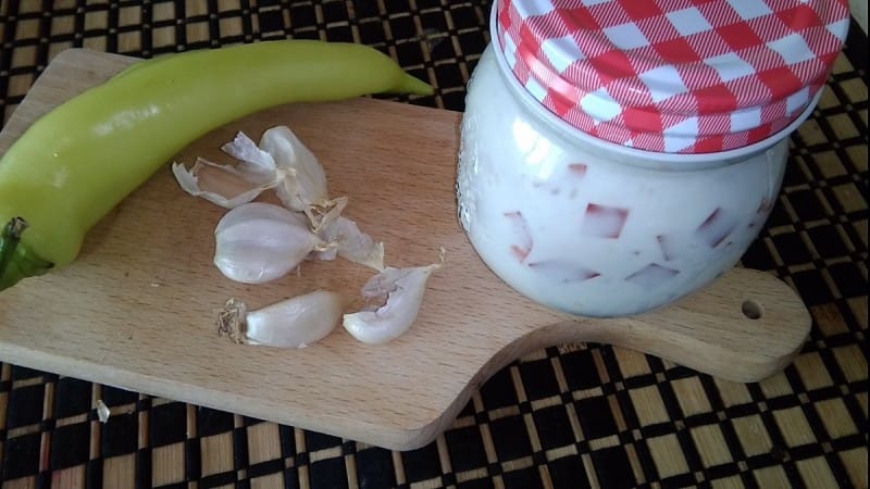Павлака со сирење, сусам и пиперки (зимница)