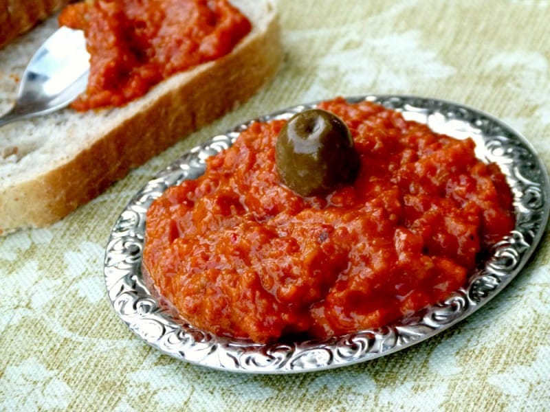 Мојот ајвар со модар патлиџан, везени пиперки и морков