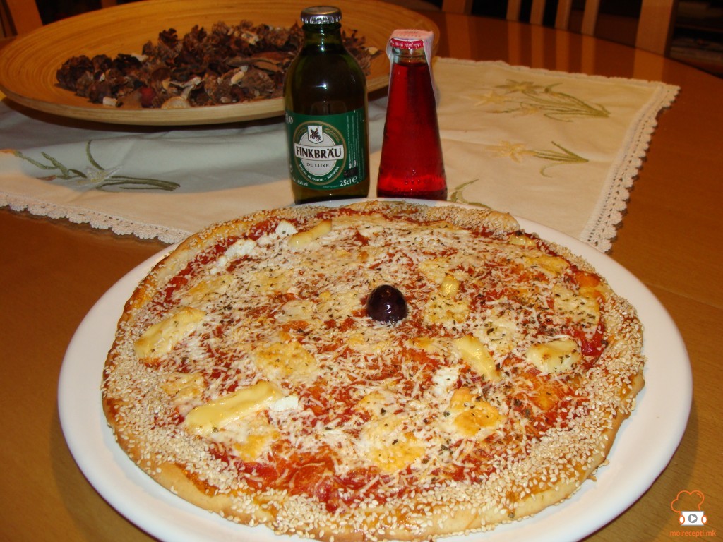 Македонска пица со четири типа на сирење