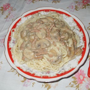Шпагети со сос од печурки и салама