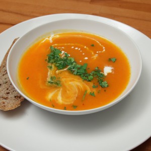 Видео рецепт: Супа од тиква и печени црвени пиперки