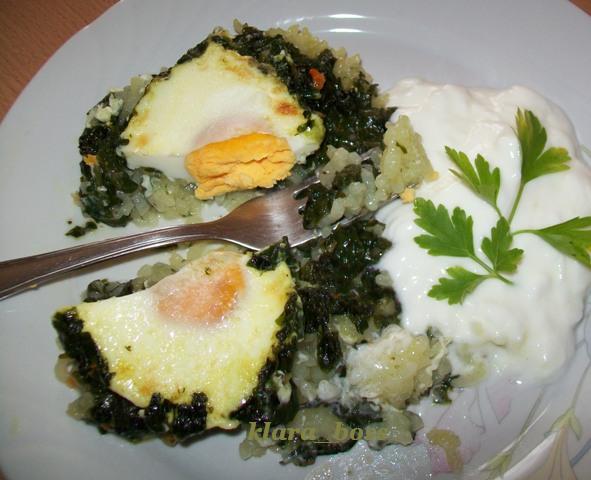 Печен спанаќ со ориз и цели јајца