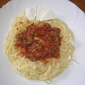 Шпагети болоњезе со босилек