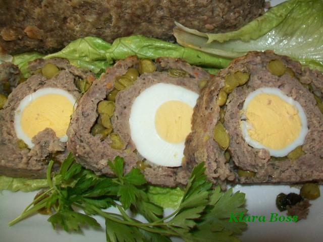 Ролат од мелено месо со варени јајца