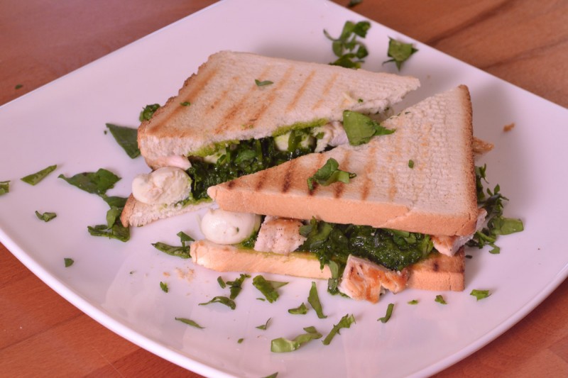 Видео рецепт: Сендвич со песто од спанаќ, пилешко и моцарела