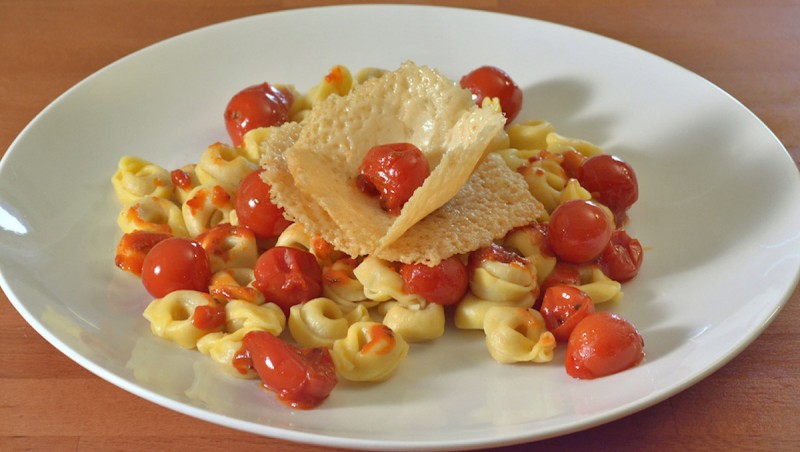 Видео рецепт: Тортелини со чери домати со чипс од пармезан