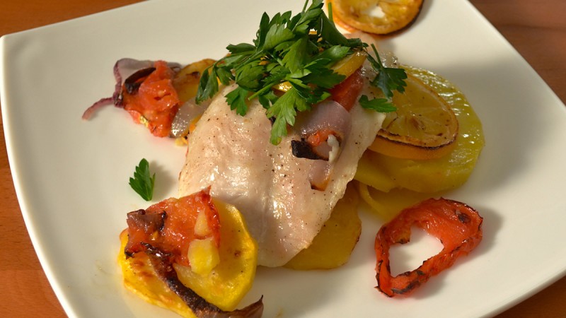 Видео рецепт: Печена бела риба со компири и домати