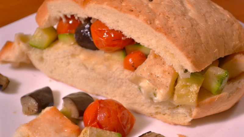 Видео рецепт: Сендвич со печен зеленчук и сирење