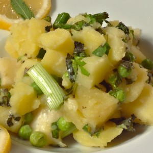 Видео рецепт: Топла компир салата со млад зеленчук