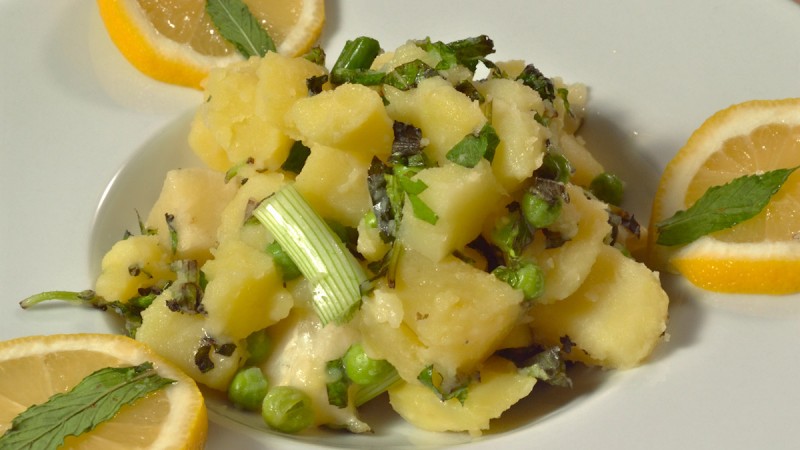 Видео рецепт: Топла компир салата со млад зеленчук