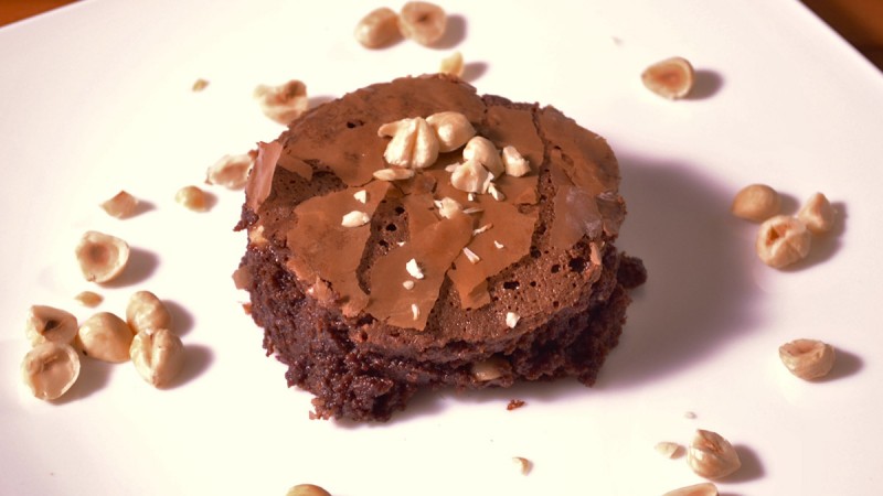 Видео рецепт: Топло чоколадно Брауни со лешници