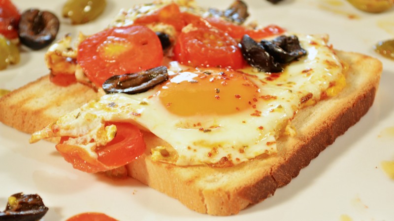 Видео рецепт: Пржени јајца со чери домати, маслинки и билки