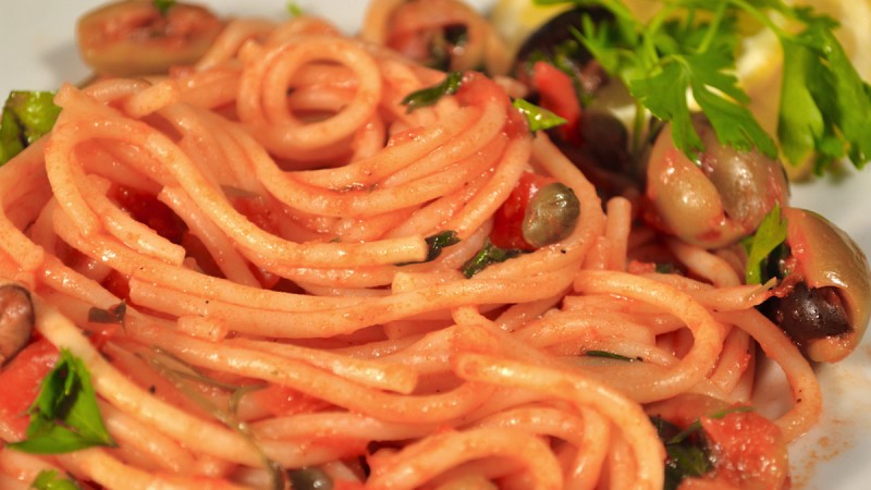 Видео рецепт: Шпагети со маслинки и капари