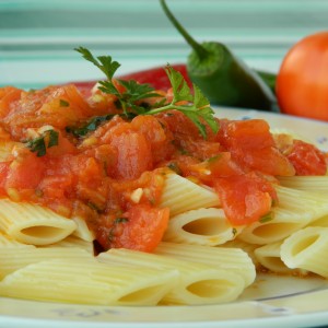 Лути макарони со сос од домати