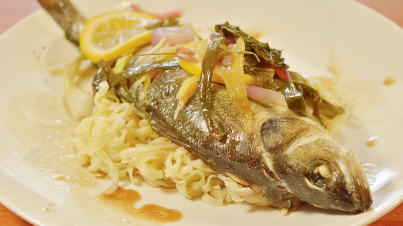 Видео рецепт: Цела печена риба со азиски вкусови 