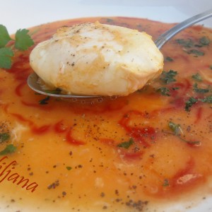 Поширано јајце во доматен сос