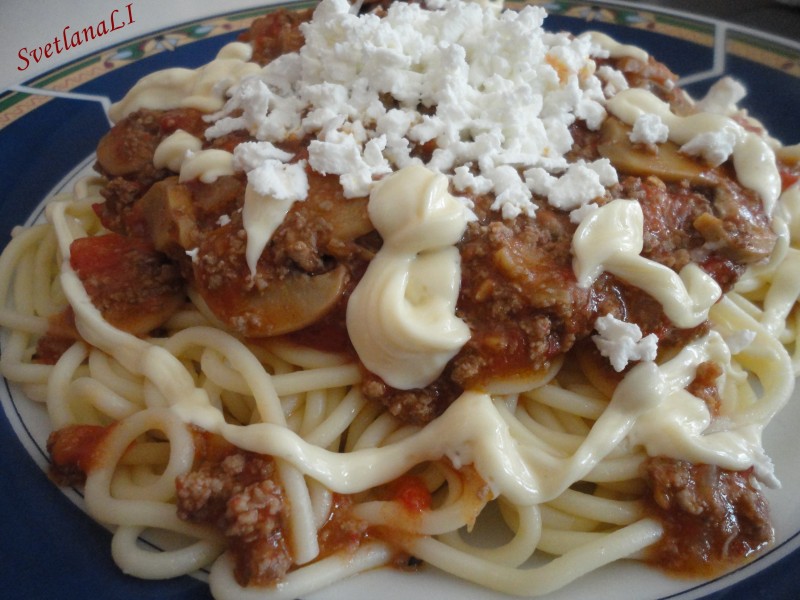 Шпагети со сос од домати , мелено месо и печурки 