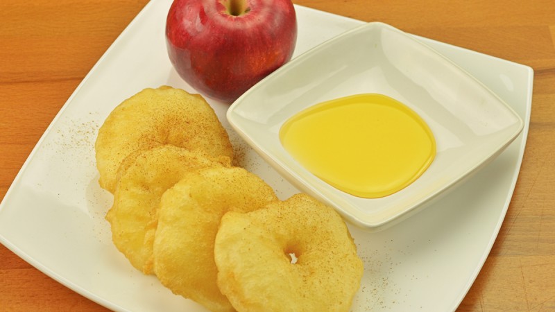 Видео рецепт: Похувани јаболки со цимет и мед