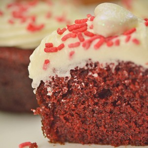 Видео рецепт: Црвени тортички (Red velvet cupcakes) 