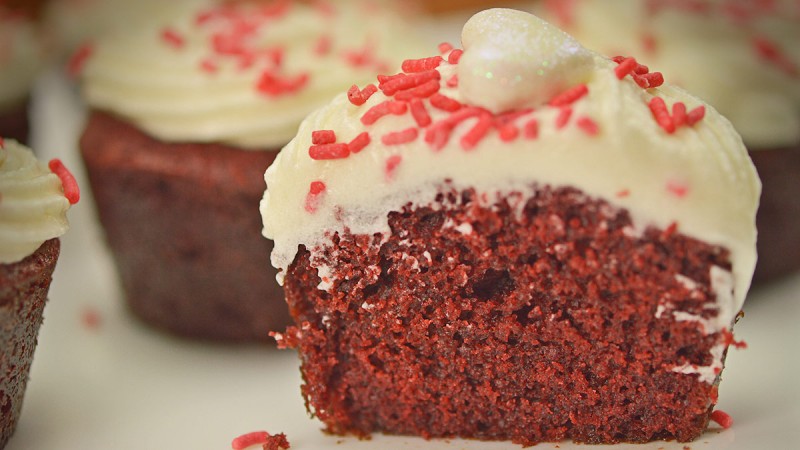 Видео рецепт: Црвени тортички (Red velvet cupcakes) 