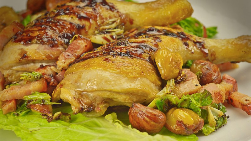 Видео рецепт: Пилешко со сланина, костени и кељ 