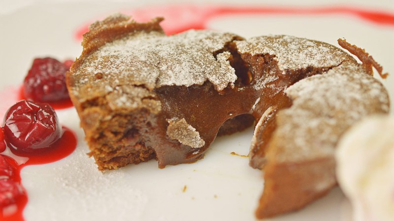Видео рецепт: Чоколаден фондан лава колач 