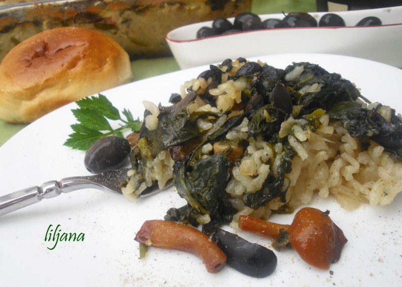 Спанаќ со ориз, печурки и маслинки