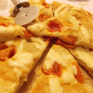 Крцкава пица со шери домати и моцарела