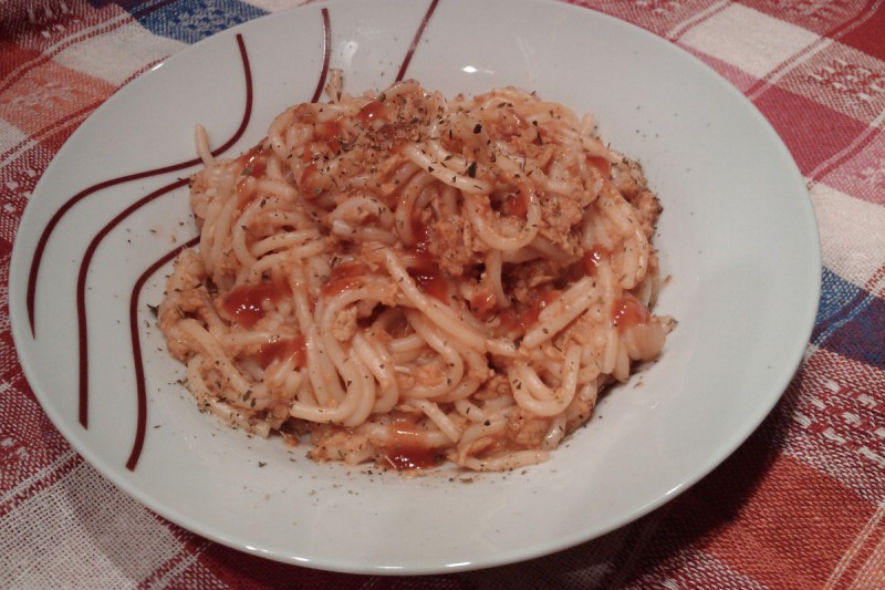 Шпагети во доматен сос со соја трошки (без масло)