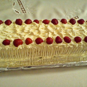 Торта со ванила крем и јагоди