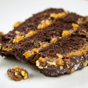 Видео рецепт: Џермен чоколадна торта со фил од карамел, кокос и ореви