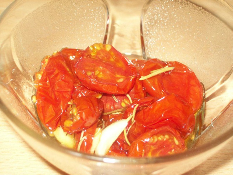 Сушени шери домати во маслиново масло