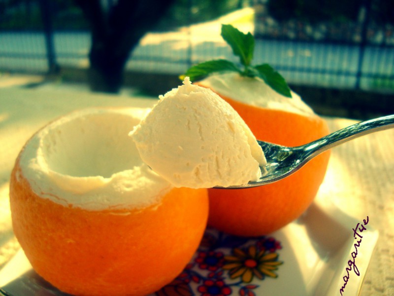 Сладолед во кора од портокал