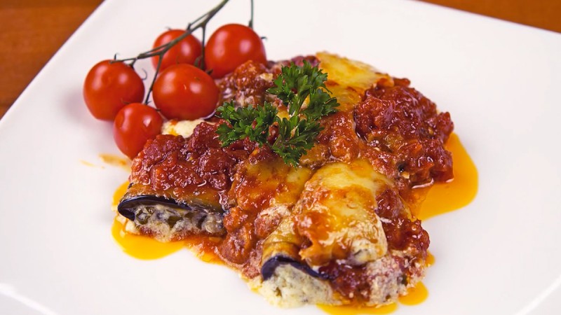 Видео рецепт: Ролнички од модар патлиџан во сос од домати