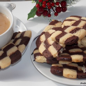 Црно-бели чајни колачиња