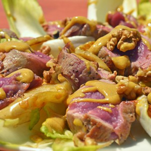 Видео рецепт: Салата од свинско месо и јаболка на грил со прелив